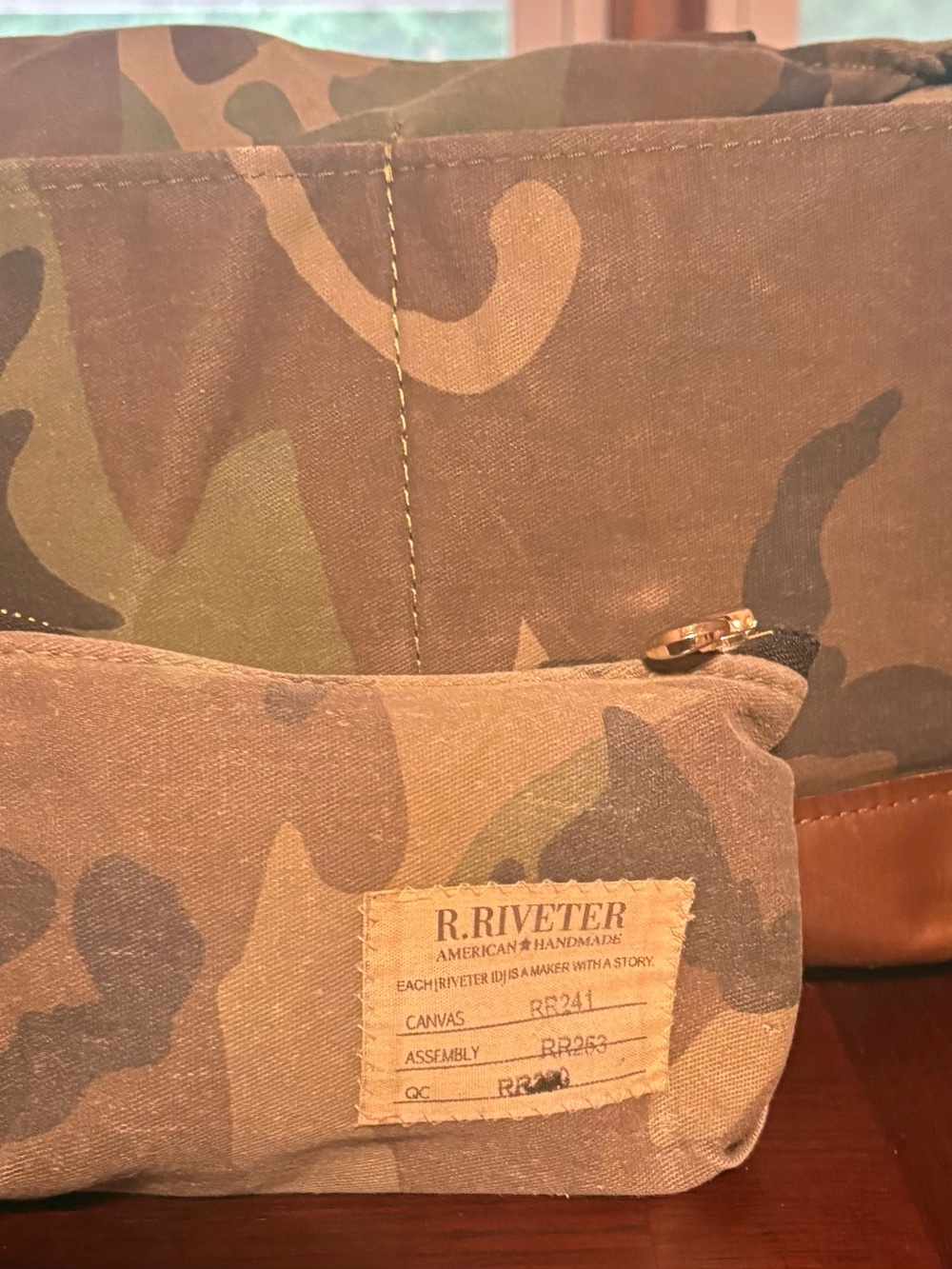 R. Riveter Otto Carry-All Tote Camo Leather Set w/ Matching Pouch - Picture 2 of 16
